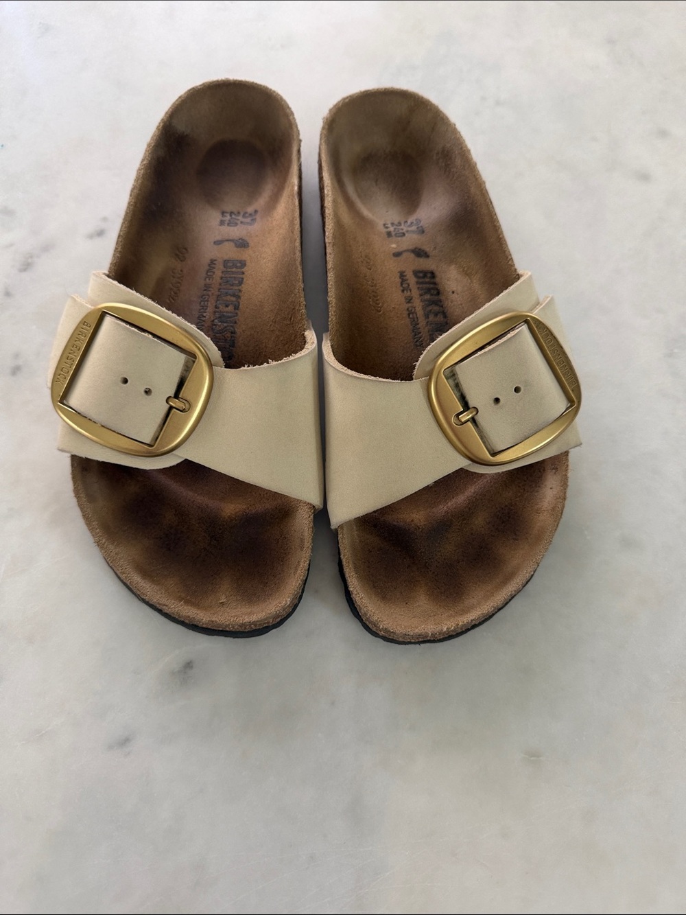 Birkenstock Single-Strap Slide Sandal in Cream with Gold Buckle. Size 6.5/7